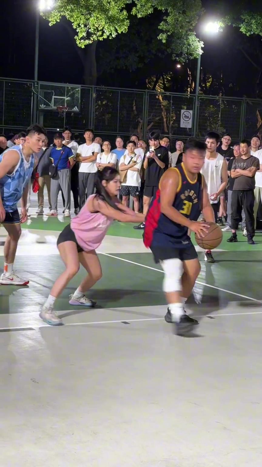 這哥們看見防自己的是女生，一個勁背打，球也不傳了